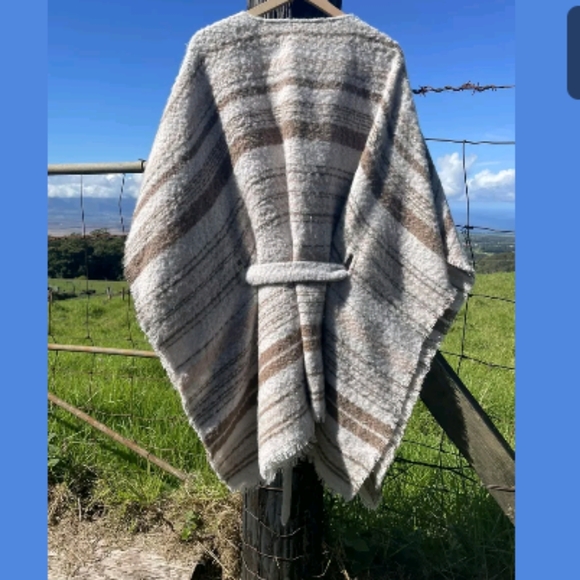 RARE Lucky Brand Cozy Boucle’ Lambswool Belted Poncho - Picture 5 of 8